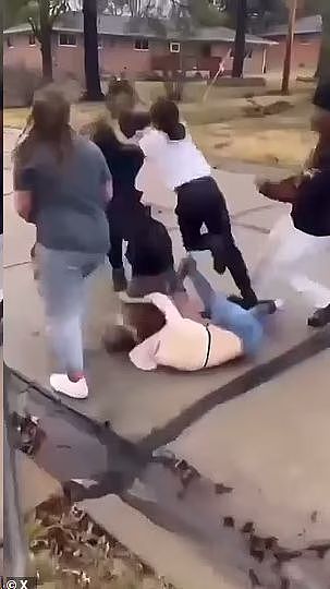 15岁黑人女孩暴打白人，按头往水泥地上猛砸，受害人被打到抽搐！（组图） - 3