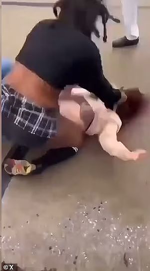 15岁黑人女孩暴打白人，按头往水泥地上猛砸，受害人被打到抽搐！（组图） - 2