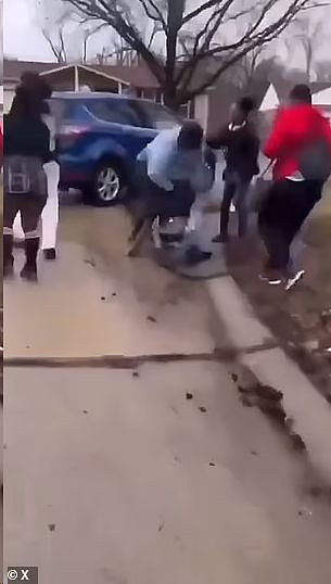 15岁黑人女孩暴打白人，按头往水泥地上猛砸，受害人被打到抽搐！（组图） - 5