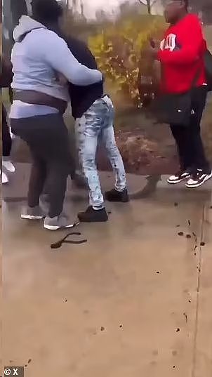 15岁黑人女孩暴打白人，按头往水泥地上猛砸，受害人被打到抽搐！（组图） - 6