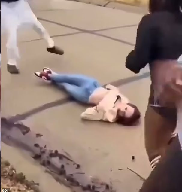 15岁黑人女孩暴打白人，按头往水泥地上猛砸，受害人被打到抽搐！（组图） - 4