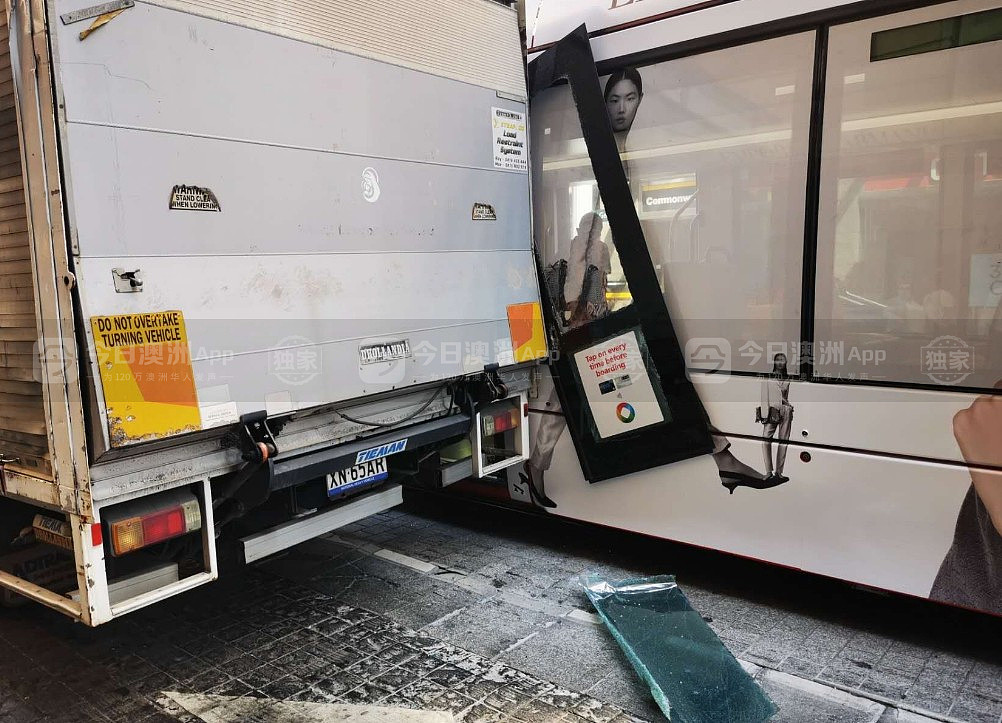 突发！悉尼CBD轻轨与货车相撞，乘客紧急疏散，周边交通拥堵，目击者：“玻璃瞬间碎了一地！”（视频/组图） - 1