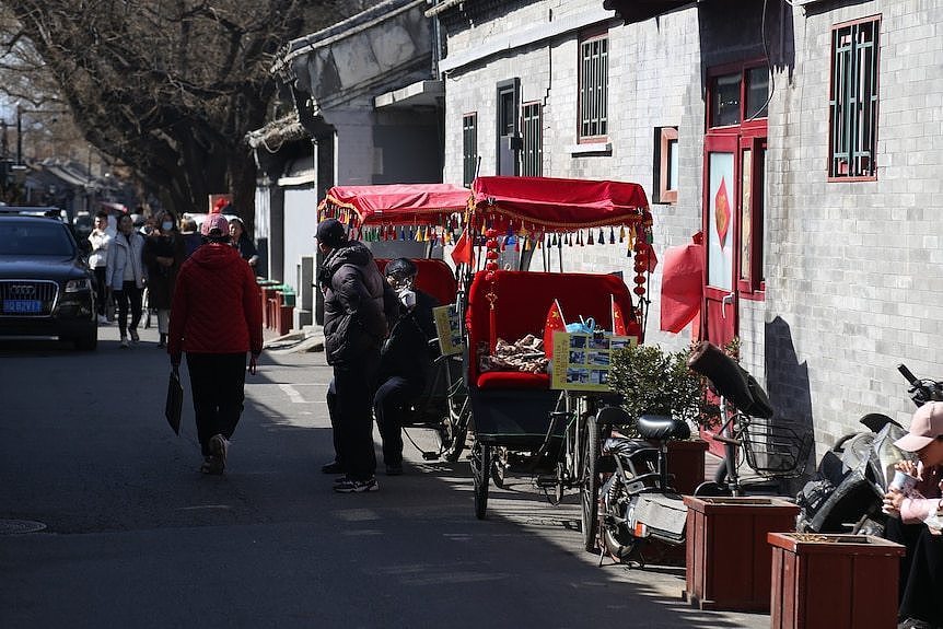 ABC在北京采访的一名黄包车车夫对业务将很快好转充满希望。
