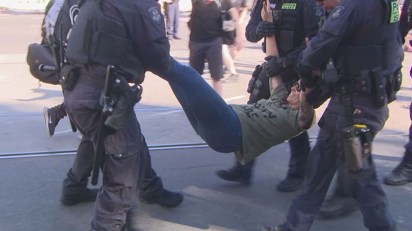 气候变化抗议者又作妖！墨尔本CBD遭堵，警方逮捕数十人（视频/组图） - 5