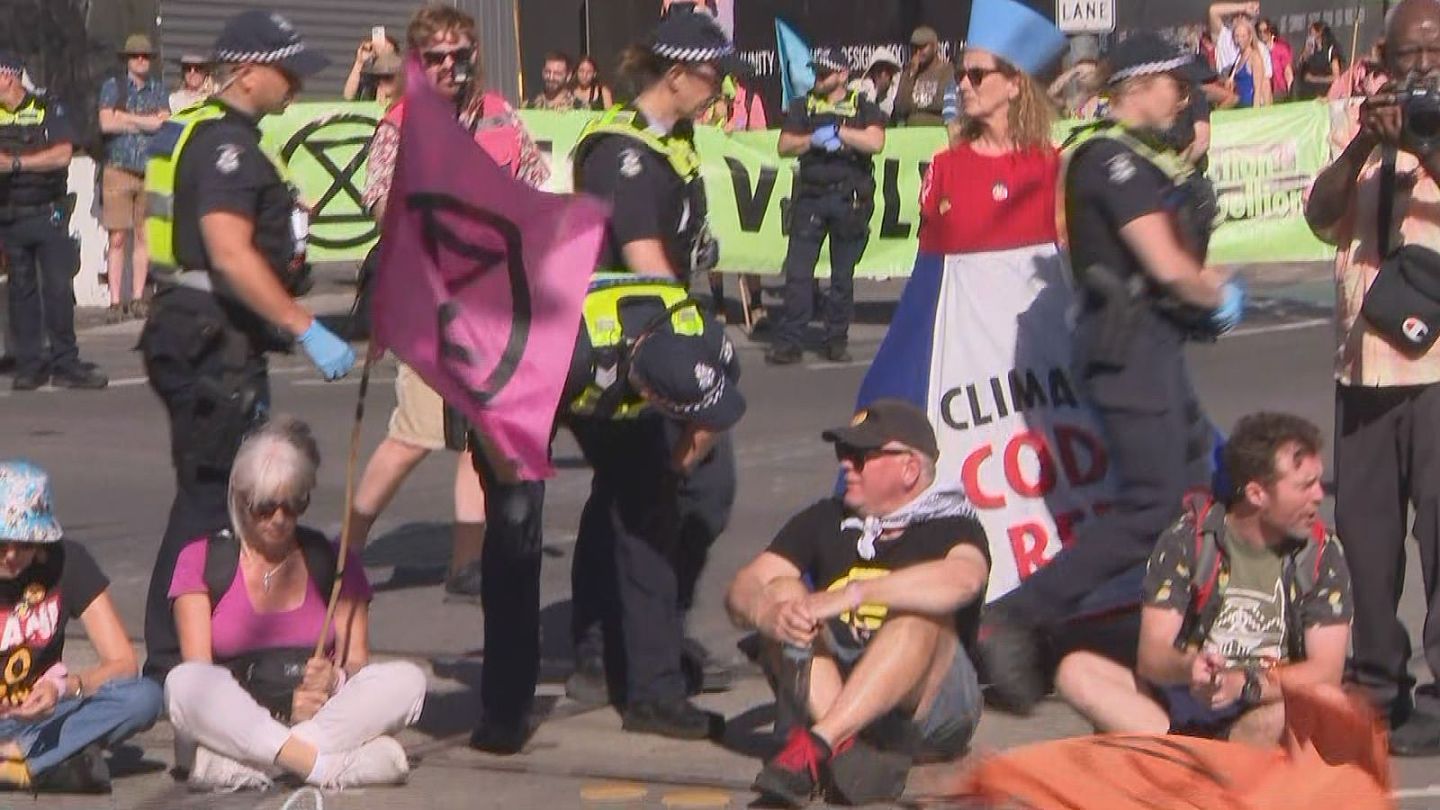 气候变化抗议者又作妖！墨尔本CBD遭堵，警方逮捕数十人（视频/组图） - 4