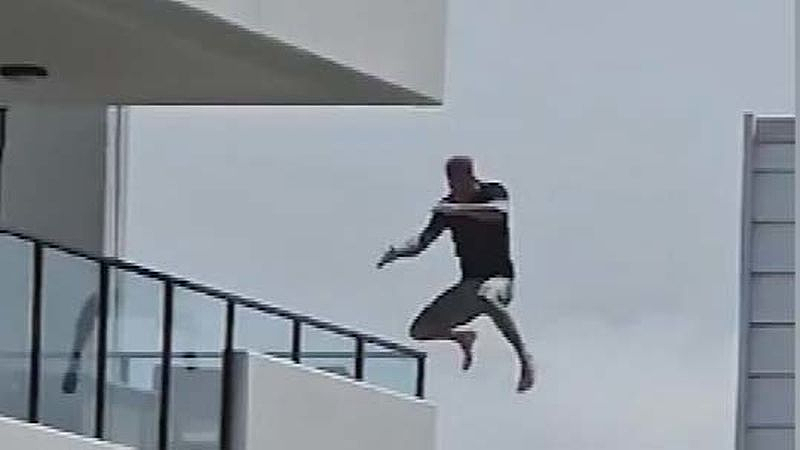 惊魂一刻！澳男为躲避警方追捕，从5楼飞身跃下，围观者看呆（视频/图） - 2