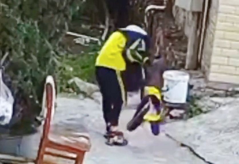 全网热议！广东13岁男生街边拖走女童猥亵，警方：已送校训诫（视频/组图） - 4