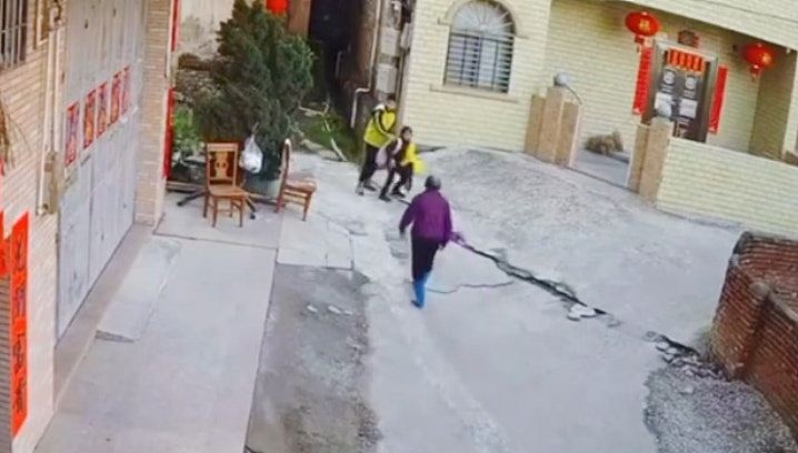 全网热议！广东13岁男生街边拖走女童猥亵，警方：已送校训诫（视频/组图） - 3