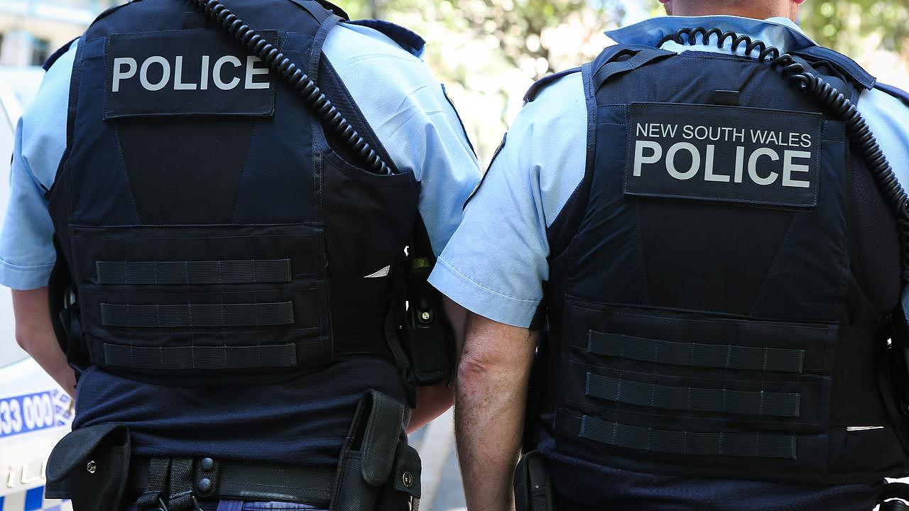 澳男醉酒大闹悉尼城铁，竟伸手掐警员“蛋蛋”致其剧痛！被控袭警保释遭拒（组图） - 2