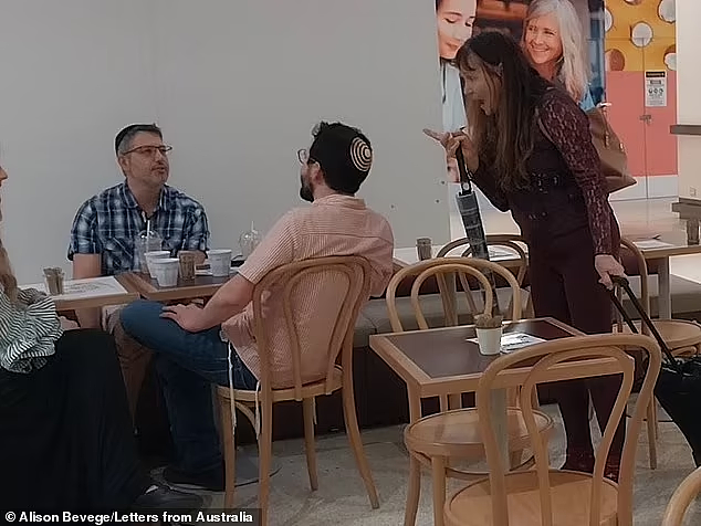 “你们在进行种族灭绝！”悉尼3名犹太人遭陌生女子辱骂，开口回应被回怼（视频/组图） - 2