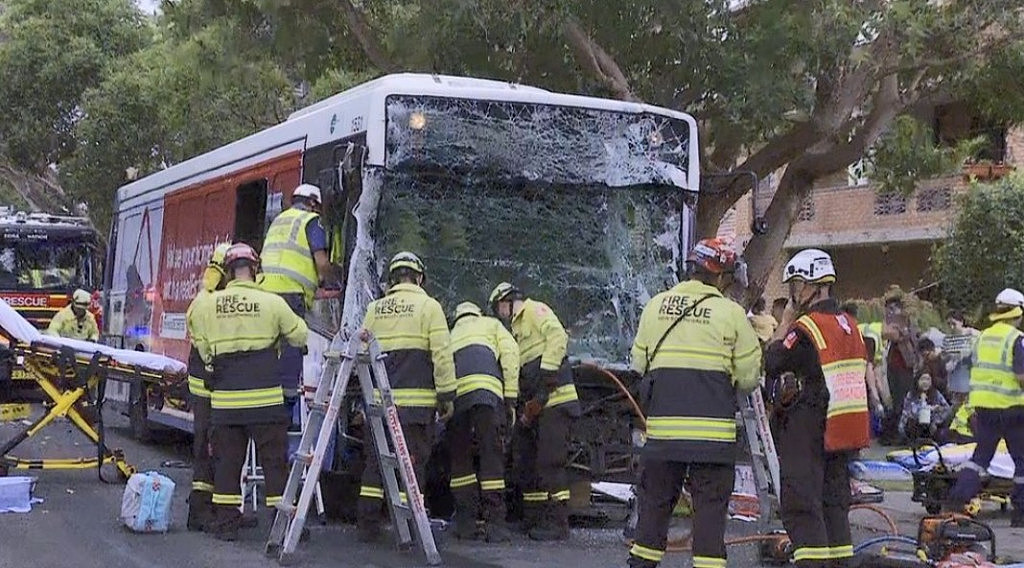 澳华人区曝惨烈车祸！公交失控追尾致12伤，乘客回忆当时险况：人都被甩飞（组图） - 3