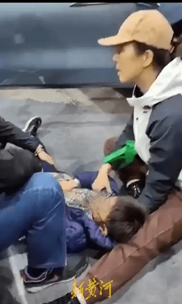 南京车展电动车突然启动，5人被撞送医！伤者疑包括孕妇儿童，家长当场崩溃（视频/组图） - 5