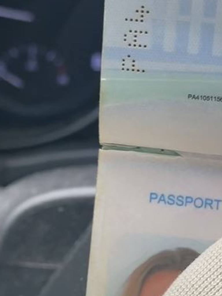 撕裂看起来像是护照书脊的一部分，但实际上是撕裂。