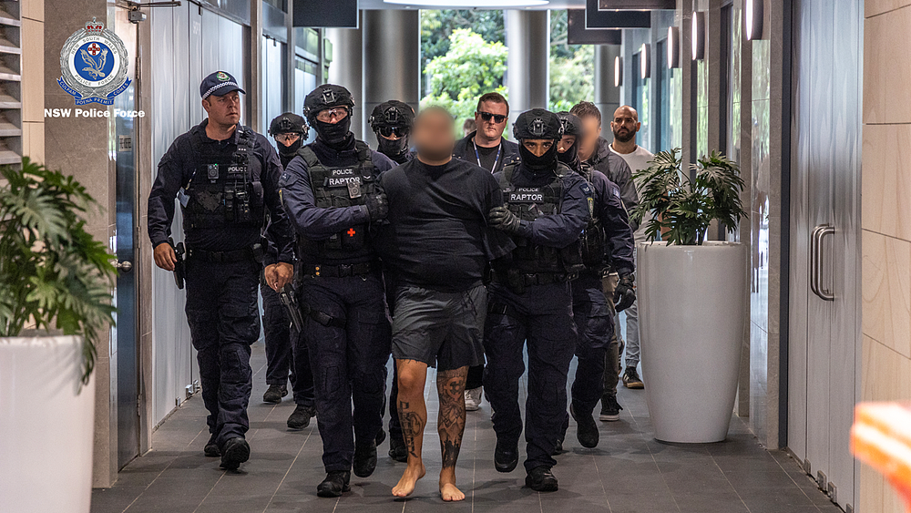 悉尼警方展开大规模突袭行动，捣毁知名犯罪团伙！逮捕16人，查获大量毒品、现金...（组图） - 2