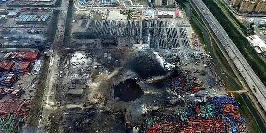 2015年，天津港爆炸亲历人员的诡异瞬间：朝白色晶体撒尿，竟爆燃（组图） - 2