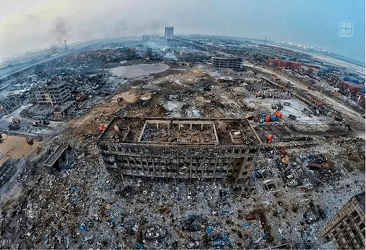 2015年，天津港爆炸亲历人员的诡异瞬间：朝白色晶体撒尿，竟爆燃（组图） - 7