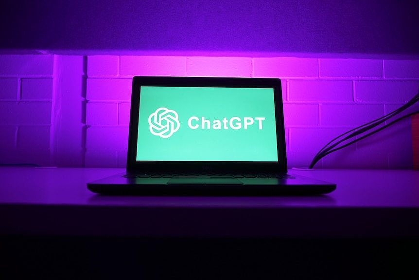 一台屏幕上显示着ChatGPT标识的笔记本电脑