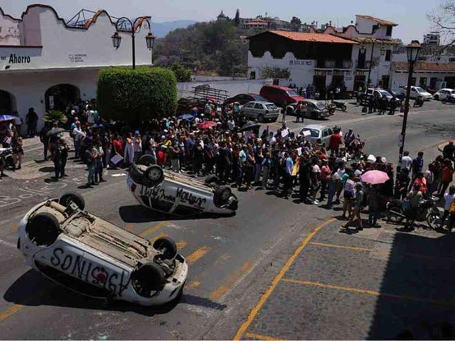 墨西哥一家三口残害8岁女孩，被愤怒民众拖出警车殴打，妻子身亡（组图） - 1