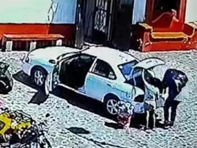 墨西哥一家三口残害8岁女孩，被愤怒民众拖出警车殴打，妻子身亡（组图） - 3