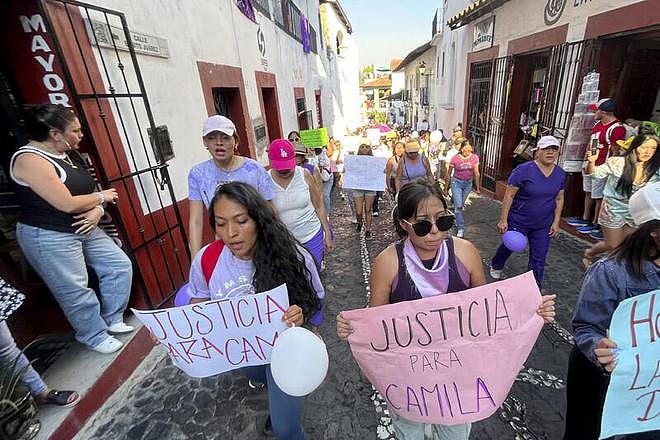 墨西哥一家三口残害8岁女孩，被愤怒民众拖出警车殴打，妻子身亡（组图） - 5