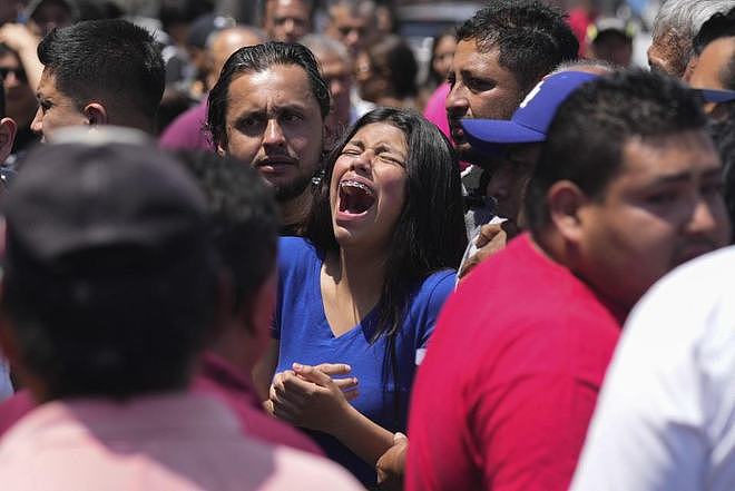 墨西哥一家三口残害8岁女孩，被愤怒民众拖出警车殴打，妻子身亡（组图） - 6