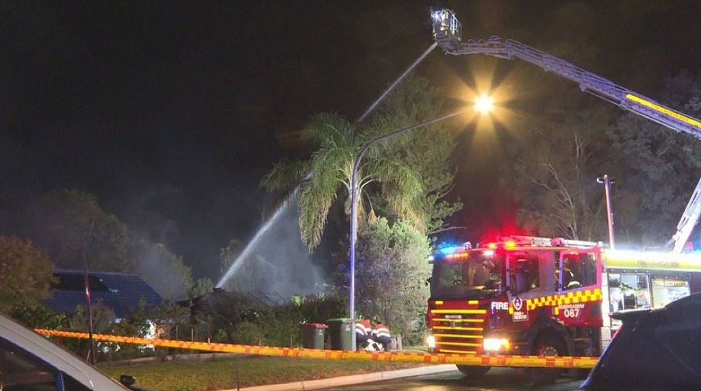 悉尼民宅深夜起火！数十名消防员奋力灭火，民宅被完全烧毁（组图） - 2