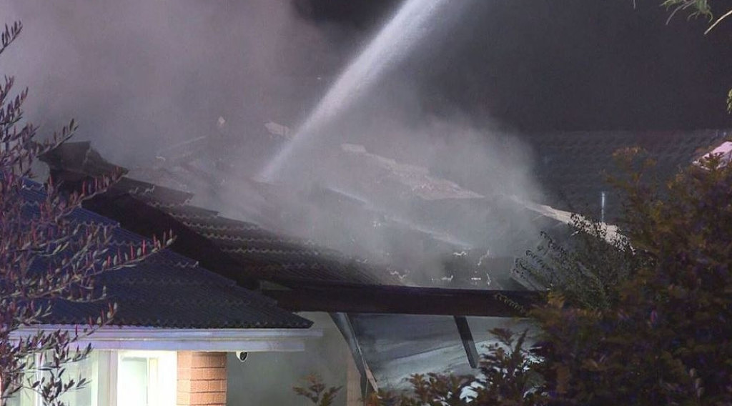 悉尼民宅深夜起火！数十名消防员奋力灭火，民宅被完全烧毁（组图） - 3