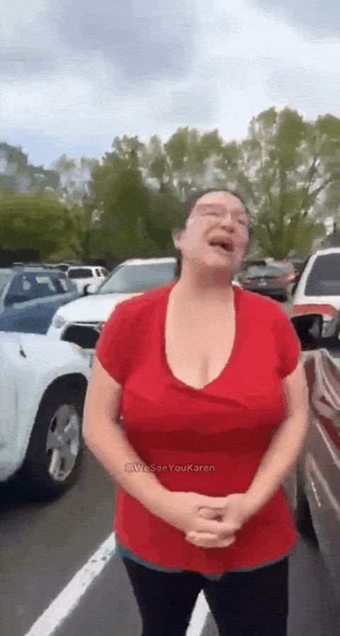 停车场车位被抢，美国女子一气之下亮出胸部，向车喷“母乳”（视频/组图） - 3