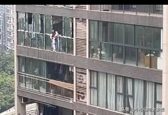 视频疯传！重庆女子将3岁幼子从22楼抛下，坠地身亡！知情者：故意避开救生气垫（视频/组图） - 4