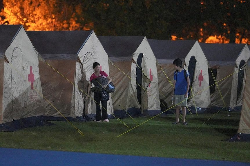 昨晚，被疏散的花莲居民被迫在帐篷中度过一夜。