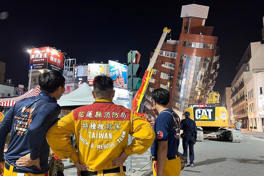 昨晚，救援人员在花莲在强烈地震中倾斜的天王星大楼外。