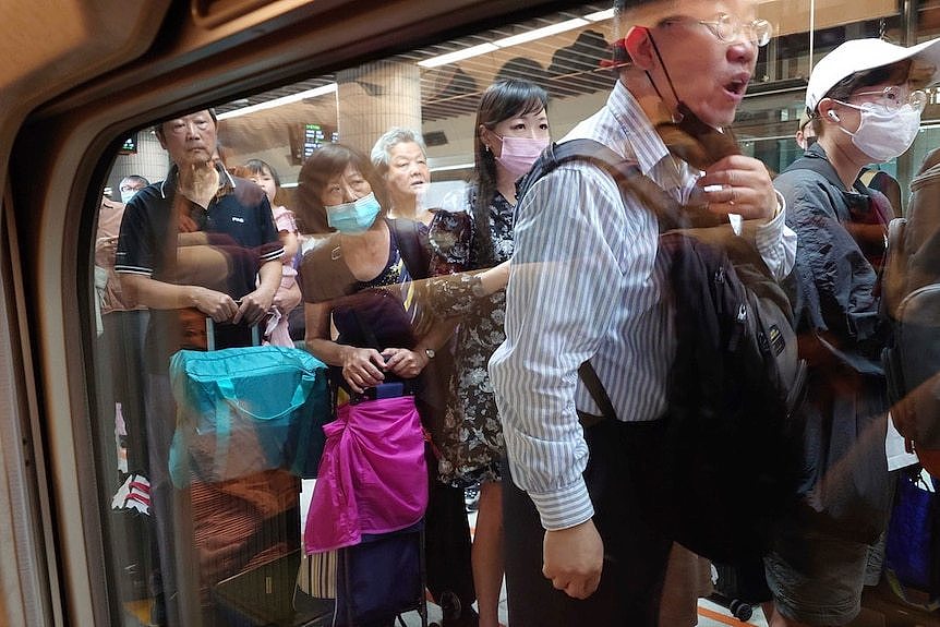 台湾发生地震后，列车上的乘客纷纷逃离。