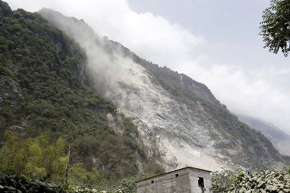 台湾东部花莲市发生强烈地震后的第二天，泥石流过后，一片尘土飞扬。