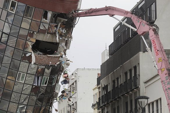 周五，重型设备开始拆除花莲市一栋倒塌的建筑物。