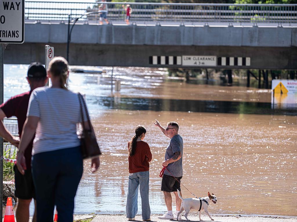 周六下午，人们观看水位逼近温莎桥底部。图片：弗拉维奥·布兰卡莱奥内