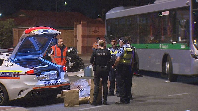 澳洲小车与巴士相撞！司机重伤送医，警方现场缴获大量现金毒品（组图） - 2