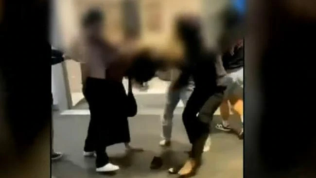 澳16岁少女街头惨遭围殴！父亲看过视频后震怒，要求严惩涉案者（视频/图） - 2