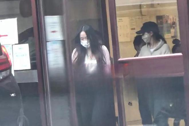 霍思燕带子女大方露面，女儿身高直追嗯哼，就读院校年费超30万（组图） - 3