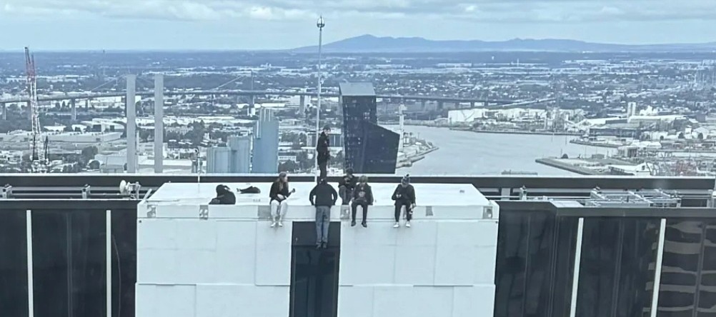 澳男上班时往窗外一看，当场吓傻！2人在40层高楼玩滑板，“看着都害怕”（组图） - 3