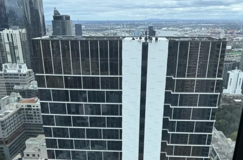 澳男上班时往窗外一看，当场吓傻！2人在40层高楼玩滑板，“看着都害怕”（组图） - 4