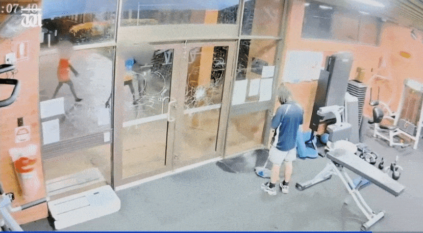 画面太疯狂！西澳健身房遭三名女孩硬闯，扔石块、打砸玻璃，清洁工为自保躲房间（组图） - 2