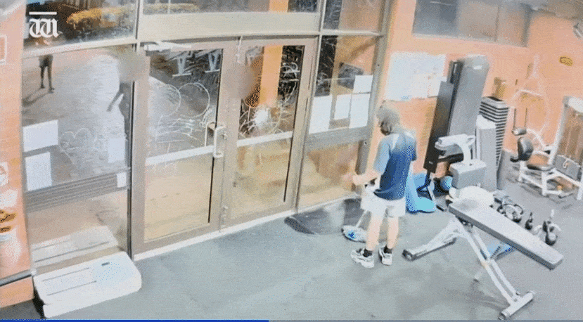 画面太疯狂！西澳健身房遭三名女孩硬闯，扔石块、打砸玻璃，清洁工为自保躲房间（组图） - 3
