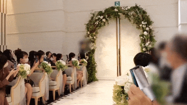 日本新人结婚亲亲的瞬间，一小哥突然闯入大喊：等一下！接下来的操作震惊全场…（组图） - 27