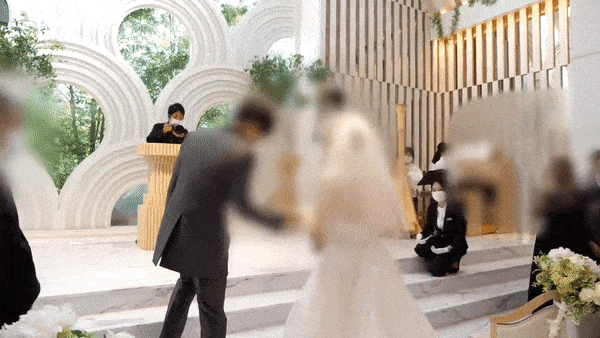 日本新人结婚亲亲的瞬间，一小哥突然闯入大喊：等一下！接下来的操作震惊全场…（组图） - 29