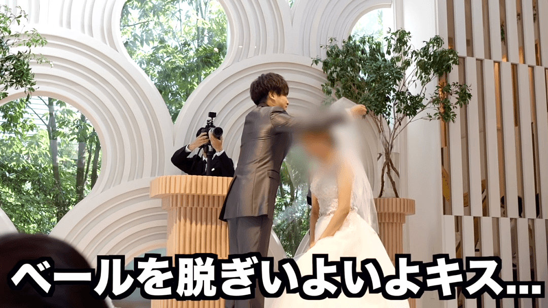 日本新人结婚亲亲的瞬间，一小哥突然闯入大喊：等一下！接下来的操作震惊全场…（组图） - 32