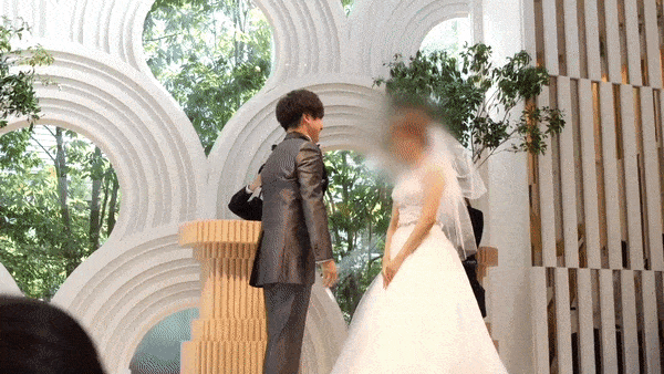 日本新人结婚亲亲的瞬间，一小哥突然闯入大喊：等一下！接下来的操作震惊全场…（组图） - 33