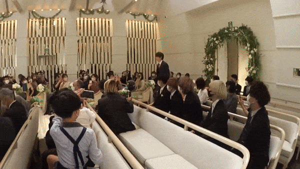 日本新人结婚亲亲的瞬间，一小哥突然闯入大喊：等一下！接下来的操作震惊全场…（组图） - 35