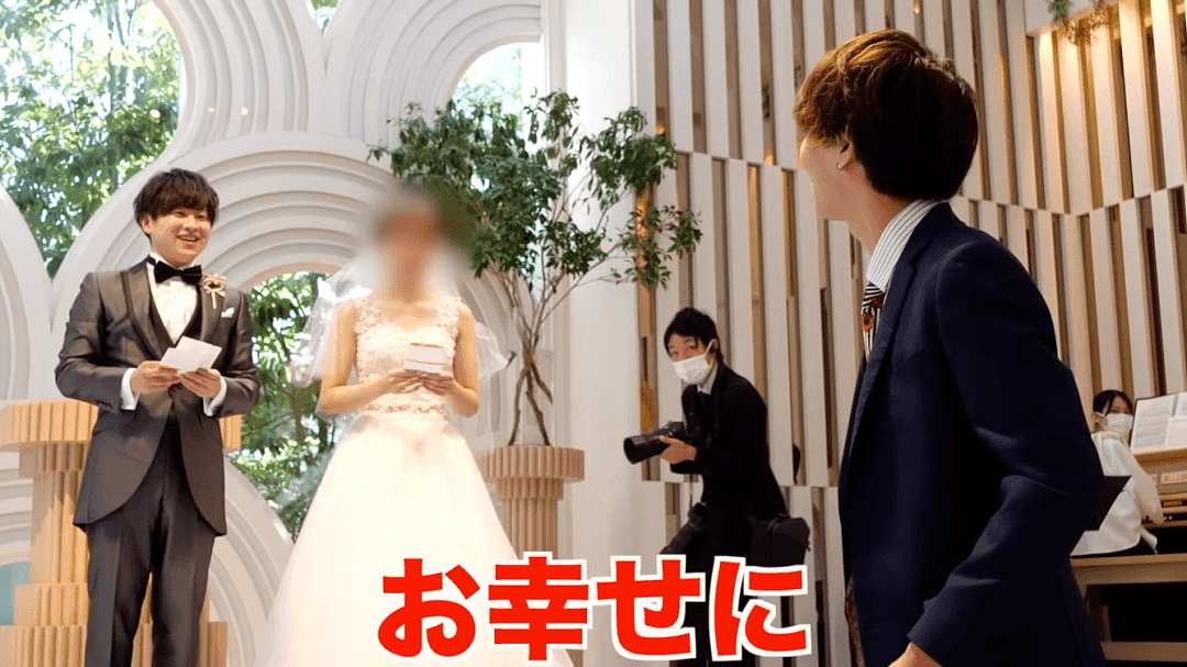 日本新人结婚亲亲的瞬间，一小哥突然闯入大喊：等一下！接下来的操作震惊全场…（组图） - 40