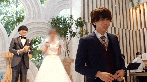 日本新人结婚亲亲的瞬间，一小哥突然闯入大喊：等一下！接下来的操作震惊全场…（组图） - 45