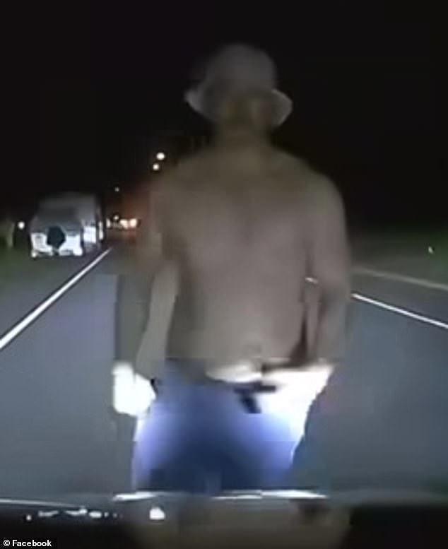 澳女行驶途中遭裸男疯狂攻击！竟徒手打碎挡风玻璃，视频疯传引热议（视频/组图） - 2